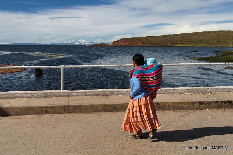 Perou-Bolivie_077.jpg - Le pont frontière entre le Pérou et la Bolivie sur le Rio Desaguadero dans la section supérieure, la plus proche du lac Titicaca.