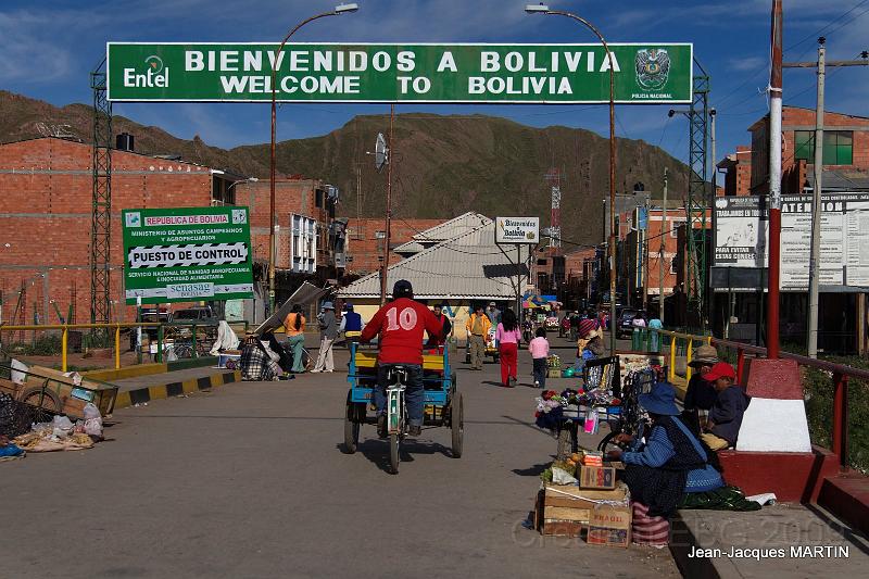 Perou-Bolivie_078.jpg - Le passage de la frontière entre Pérou et Bolivie dans une sorte de fête, nos bagages sont confiés à un pousse pousse. Merci Jean Jacques.