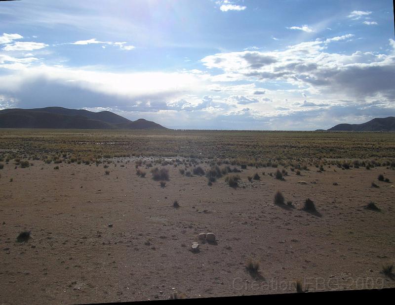 P4070181.JPG - Train de Ororo à Uyuni paysage de steppe