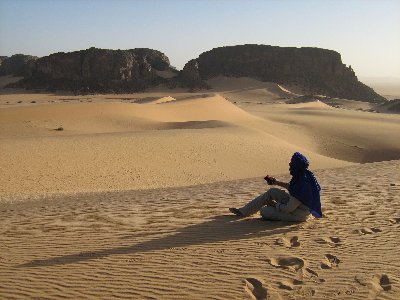 Assouf, le grand secret, nous conduit dans l'un des plus irrel monde minral jusqu'au rendez-voue d'Essendilne, un canyon magique au bord du Tassili