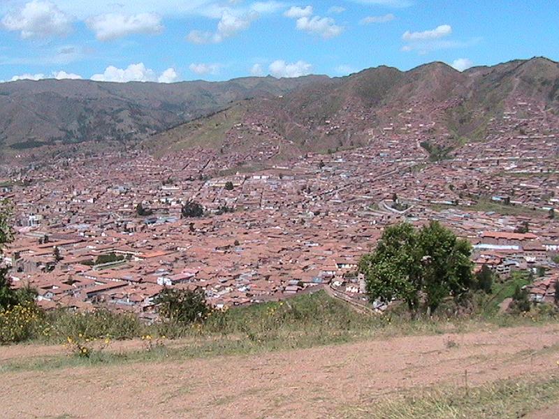 IMG_0133.JPG - La ville de Cuzco s'étend au pied du site comme un puma endormi.