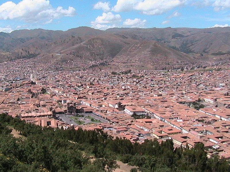 IMG_0138.JPG - La ville antique de Cusco qui s'étend au pied de la colline prenait la forme d'un puma dont la tête était constitués par les murailles de Sacsayhuaman.