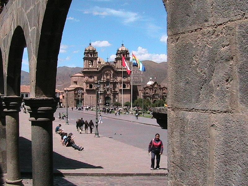 IMG_0184.JPG - La Compania sur la plaza de Armas vue au travers des arcades