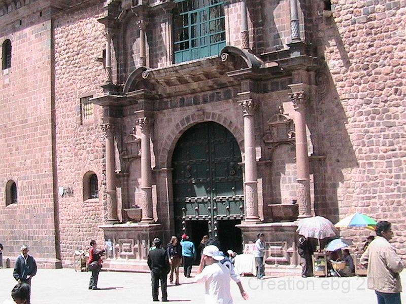 IMG_0192.JPG - Collège San Bernardo: expose des tableaux de lécole de Cusco, ne pas oublier quil sen peignit plusieurs centaines de milliers. A l'intérieur, vous trouverez un cloître de style renaissance. Le coeur est constitué d'une stalle de style baroque plateresque décorée par de nombreuses sculptures et peintures d'art colonial. Un important travail d'orfèvrerie et de joaillerie fait 1.3 mètre de haut et pèse 22 Kilos. Il est surmonté d'une grande perle de la forme d'une sirène, qui est considérée la seconde du monde en taille.