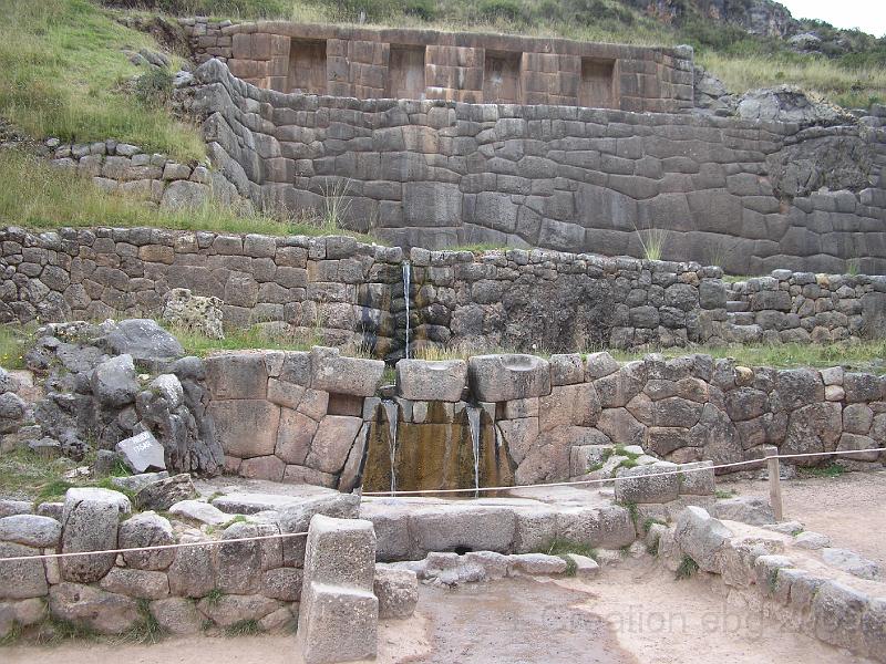 P4220624.JPG - objectif: Tambomachay "le bain de l'Inca" à 8 km de Cusco qui faisait partie de la ligne défensive de Cusco.