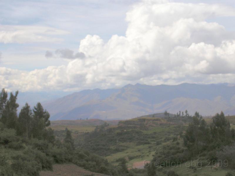 P4220627.JPG - Nous sommes sur le plateau qui domine Cusco (situé dans la vallée juste en face).
