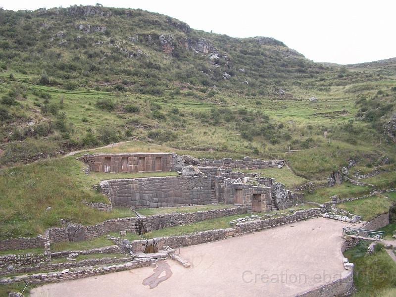 P4220628.JPG - A 3700 m d'altitude, et à quelque 10km de Cuzco, le site de Tambomachay a été valorisé par une restauration (il faut une semaine pour restaurer un mur de cette dimension). Le nom signifie "repos".
