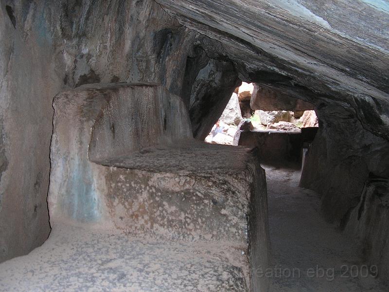 P4220645.JPG - Un autel sous la roche dont l'éclairage était obtenu par une argenture de la roche.